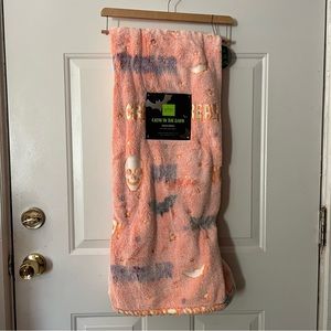 NWT Urban Domain Glow in the Dark Halloween Plush Throw